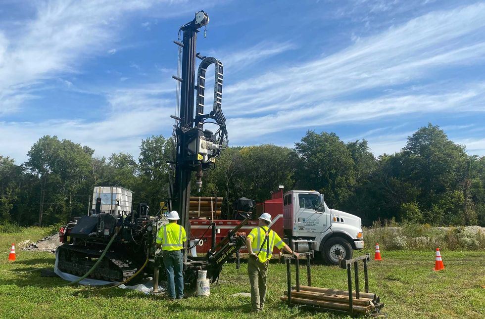 Large, hydraulic drill