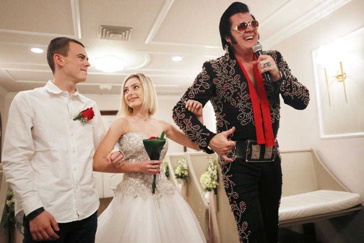 Las Vegas wedding with Elvis impersonator