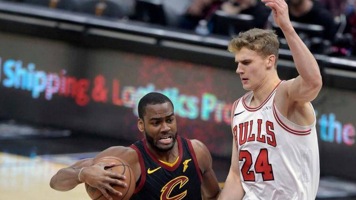 Lauri Markkanen defends