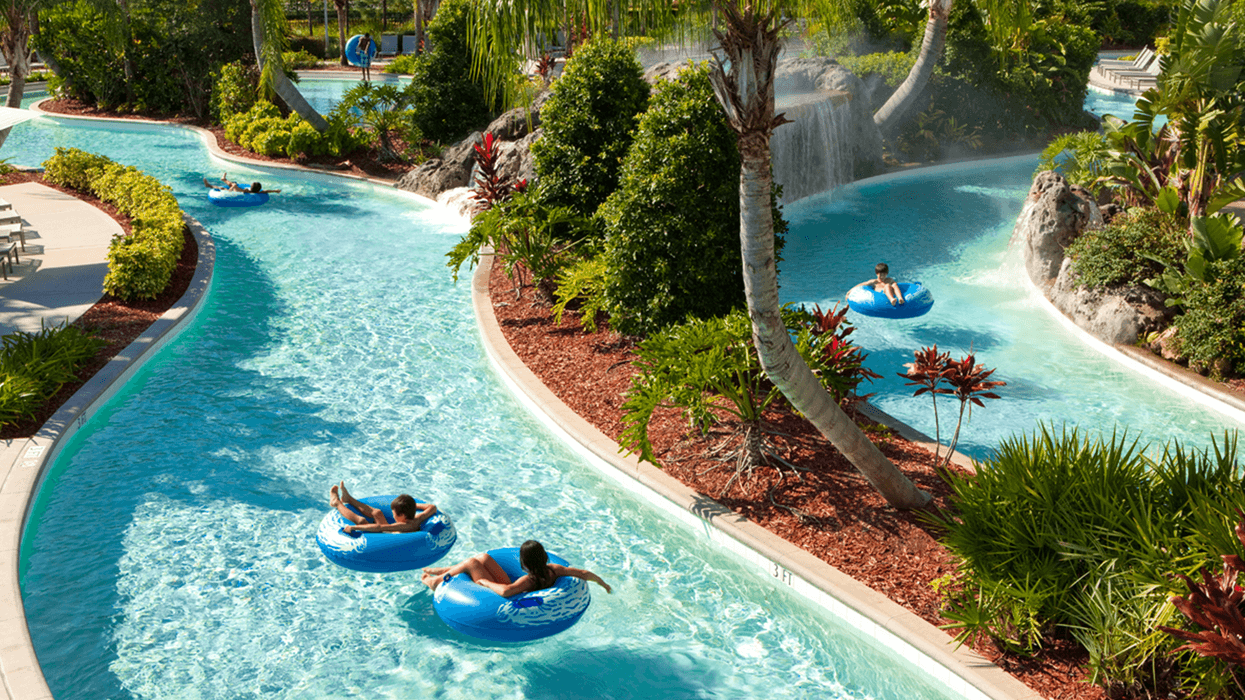 Lazy River con 2 personas en inflables