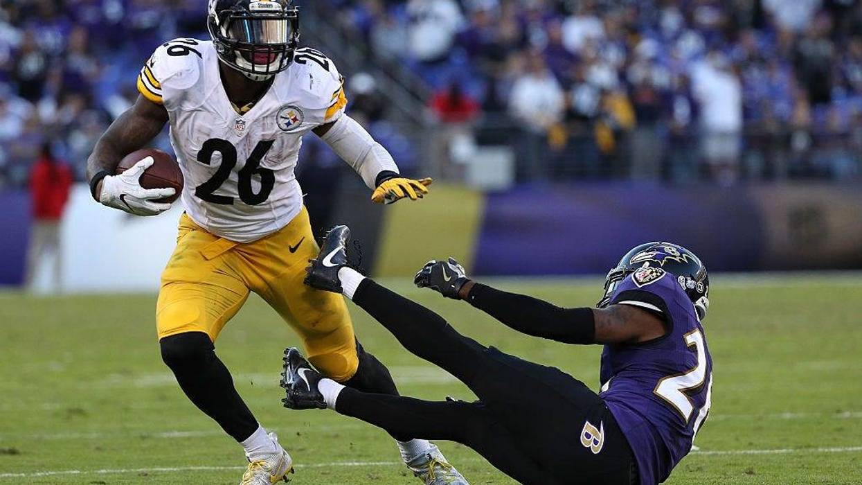 Le'Veon Bell stiff arms Ravens player