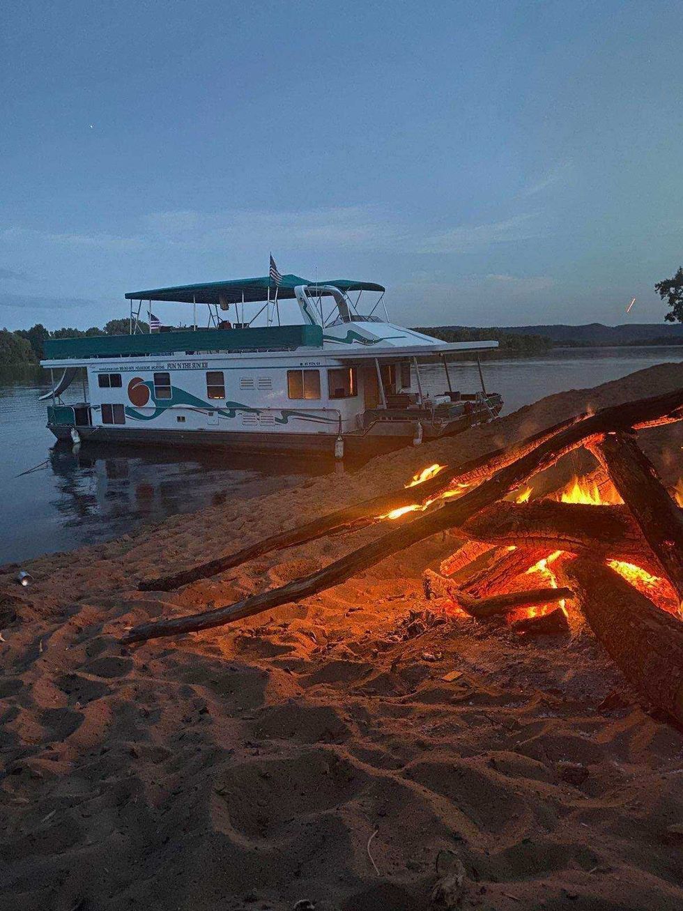 Learn to pilot your own houseboat for the weekend
