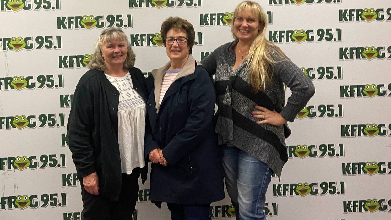 Linda Wayment and Linda Card of the Valley Quilters Guild with K-Frog's Pepper