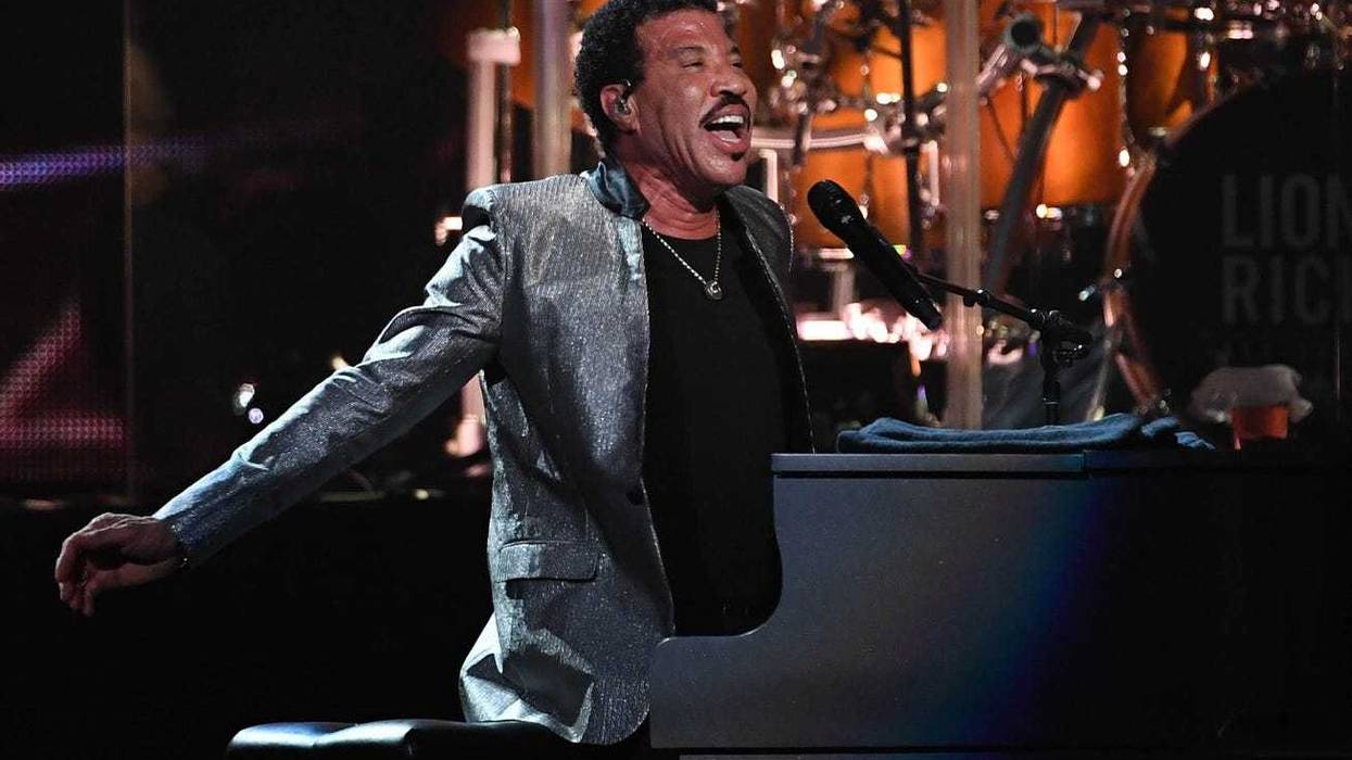 Lionel Richie on the piano
