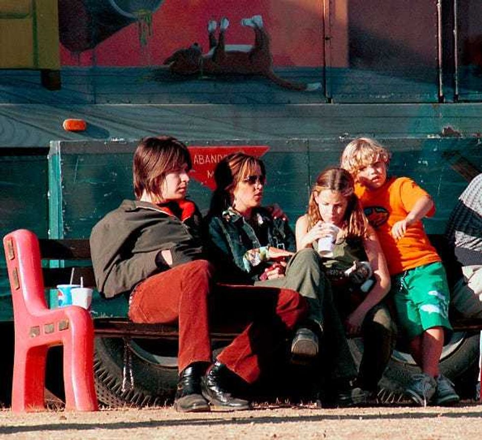 Lisa Marie Presley spends an afternoon with her fiance musician John Oszajca and her children Danielle and Benjamin at a carnival October 2000 in Malibu, CA. (Photo by Peter Brandt/Getty Images)