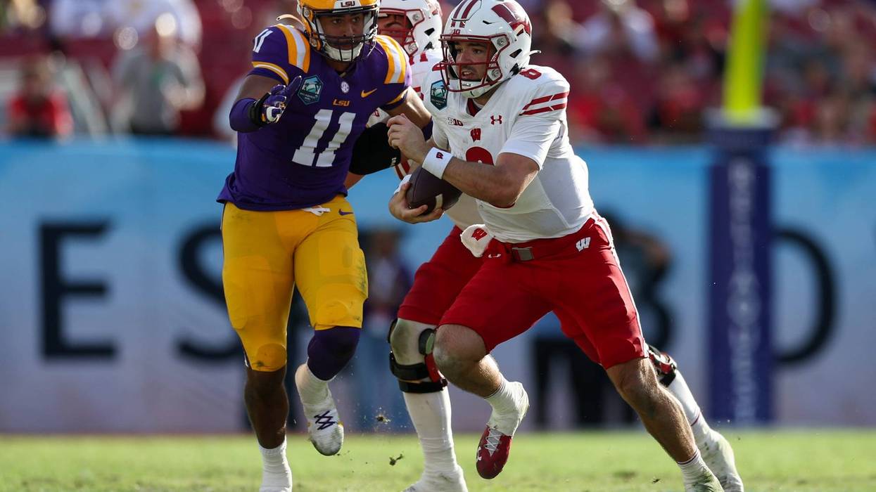 ll chased by LSU Tigers linebacker Jaxon Howard (11)