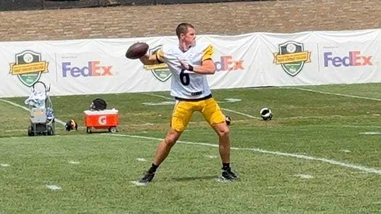 Logan Woodside throwing in practice