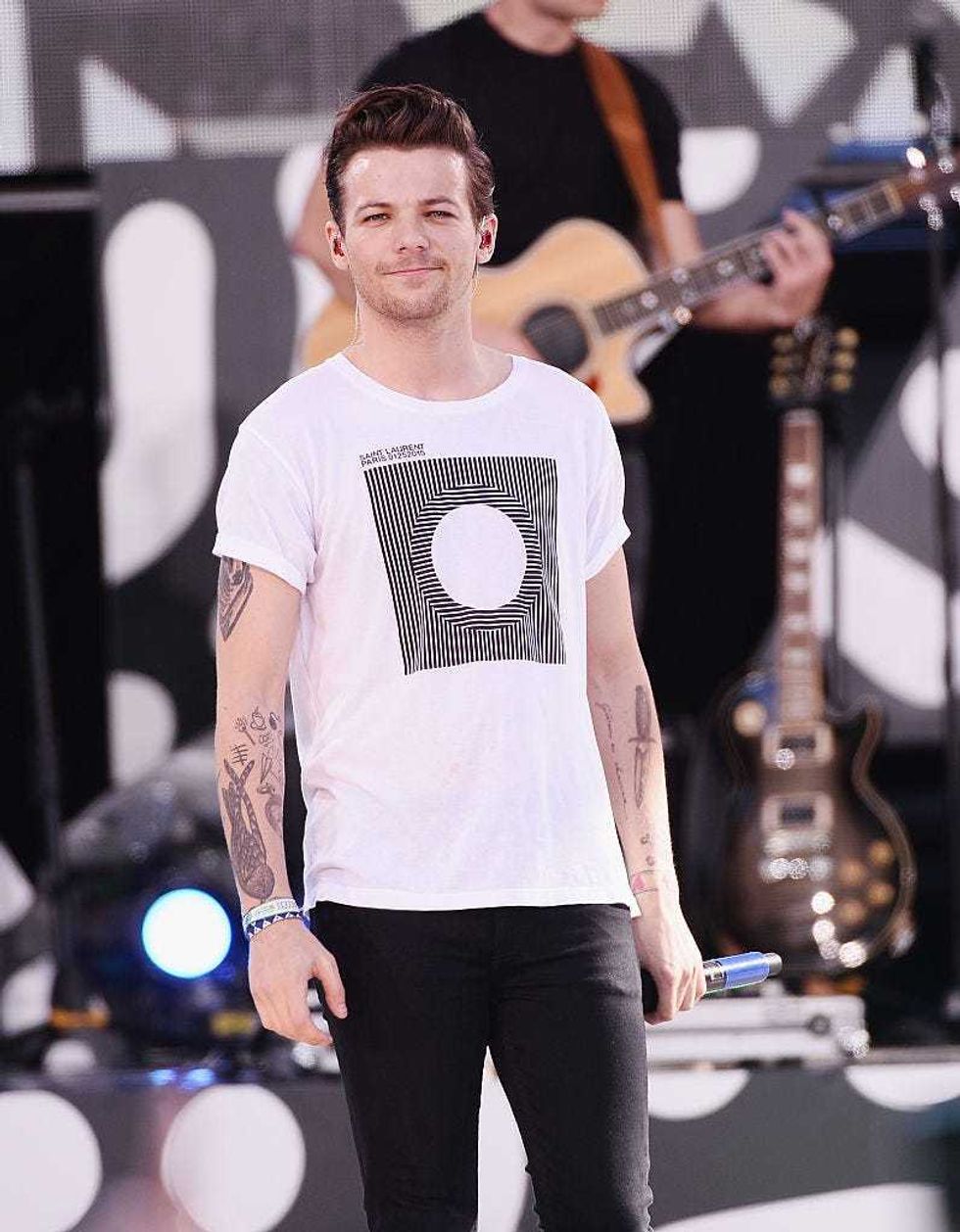 Louis Tomlinson performs