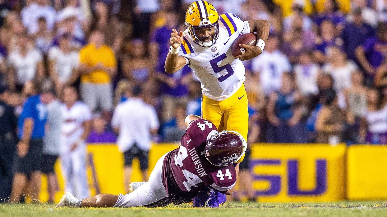 LSU Tigers quarterback Jayden Daniels (5) runs the ball against Mississippi State Bulldogs
