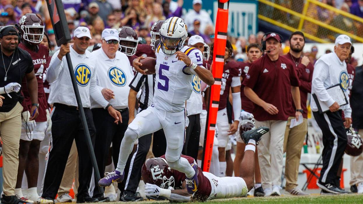 LSU Tigers quarterback Jayden Daniels (5) scrambles against the Texas A&M Aggies