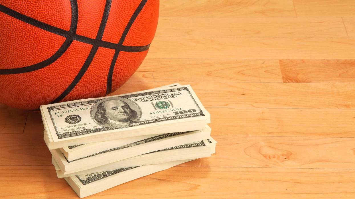 Lucky Lakers fan sinks half-court shot to win $75,000