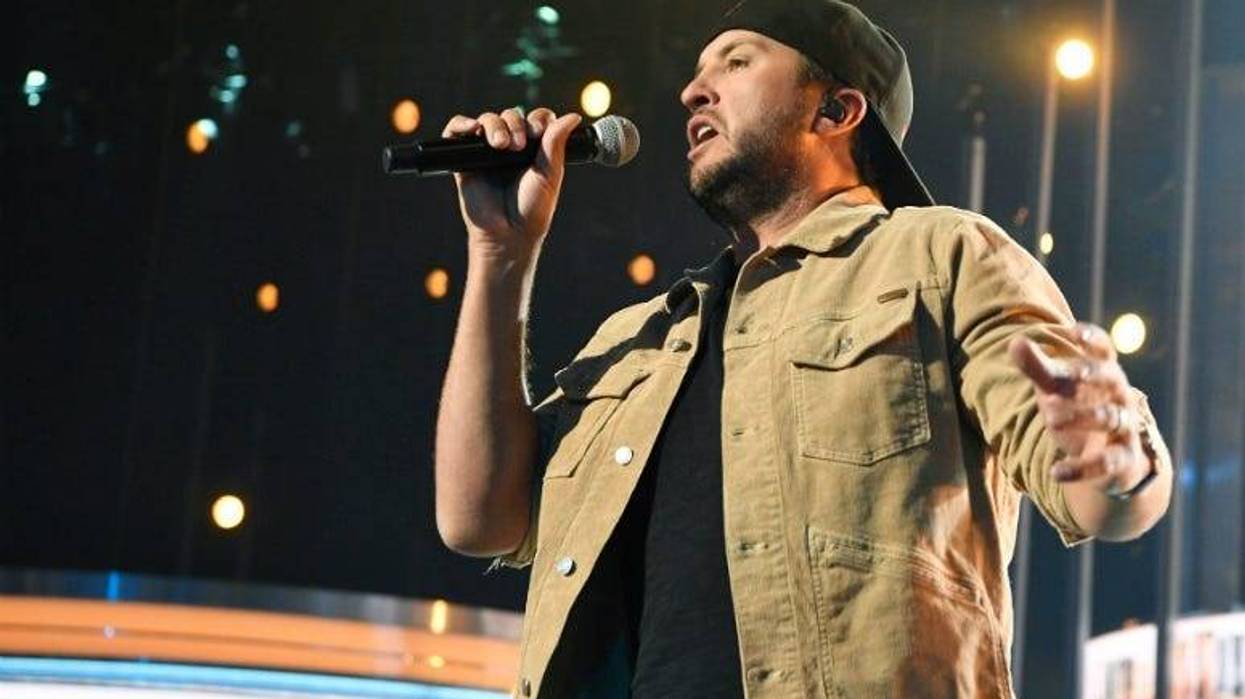 Luke Bryan rehearses his new single Kickin' Boots