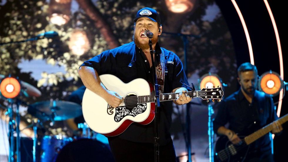 Watch Luke Combs cover Jordan Davis' 'Buy Dirt'