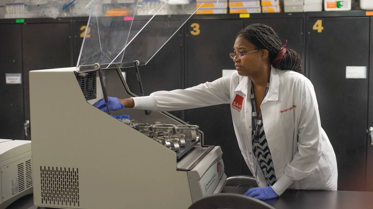 Lynika Strozier using equipment at the BioArt Lab at the School of the Art Institute of Chicago