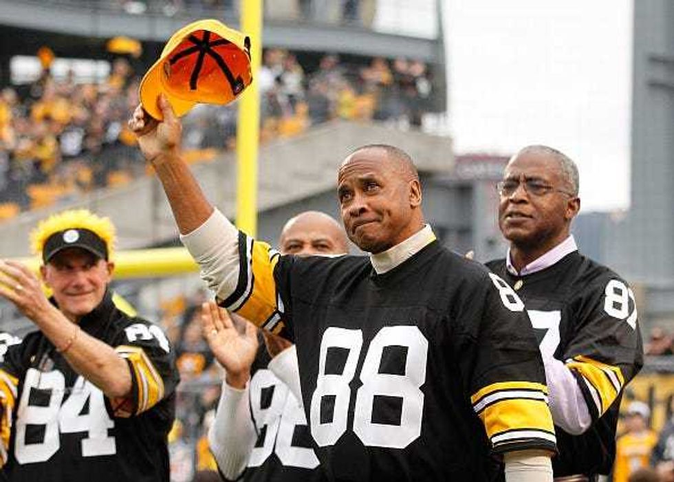 Lynn Swann tips his cap to Steelers fans.