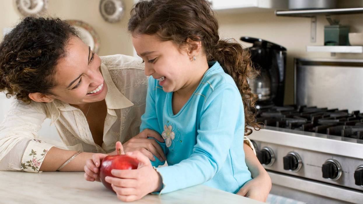 Madre e hija en la cocina