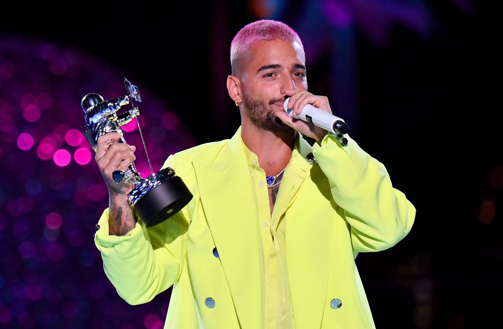 Maluma aceptando el premio VMA para mejor video latino 2020
