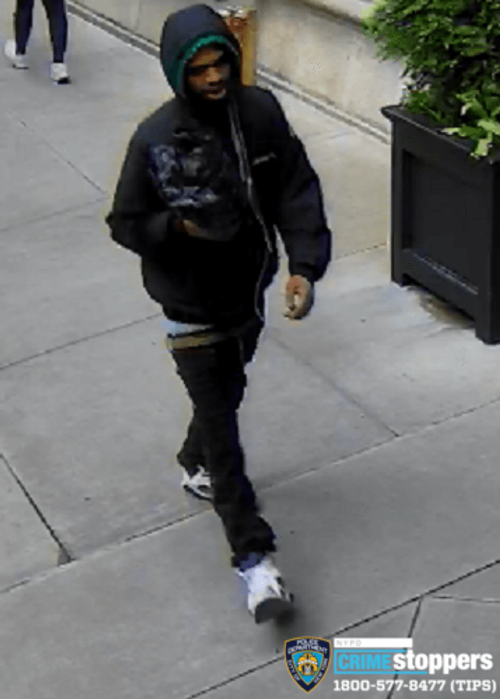 Man aboard UES subway train beaten with unknown object, suspect sought