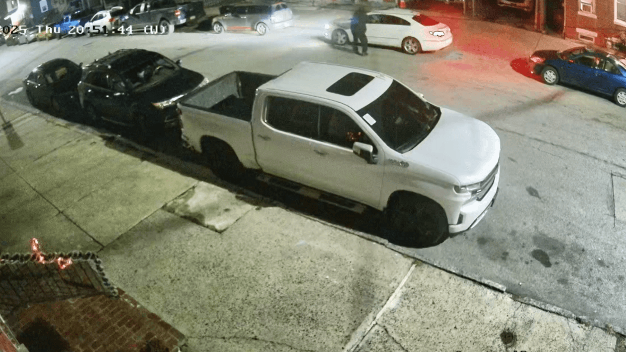 Man approaches 27-year-old Cesar Flores Diaz's car before shooting.