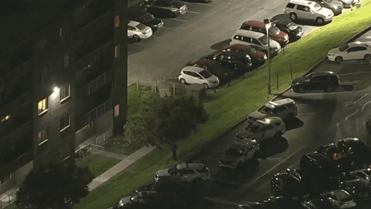 Man fatally shoots 18-year-old, jumps from 4th floor of Roxborough apartment, police say