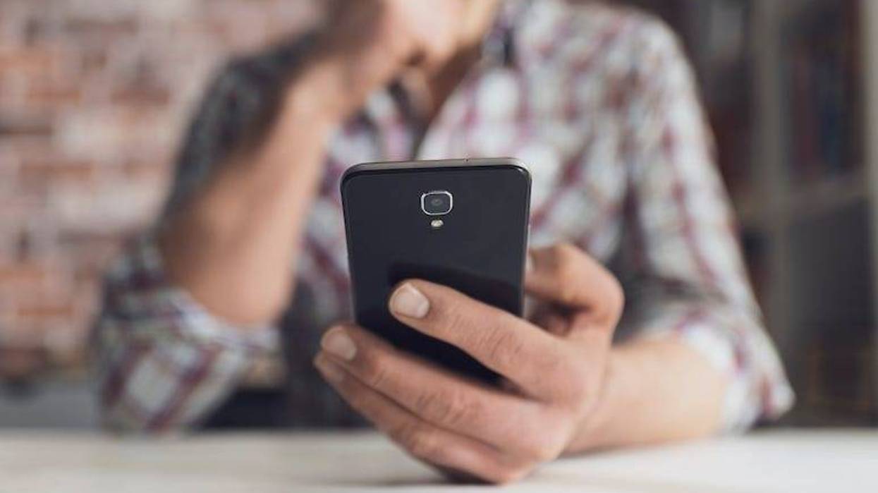 Man, Old Man, Cell Phone, Smartphone, Texting, Hands, Holding Phone