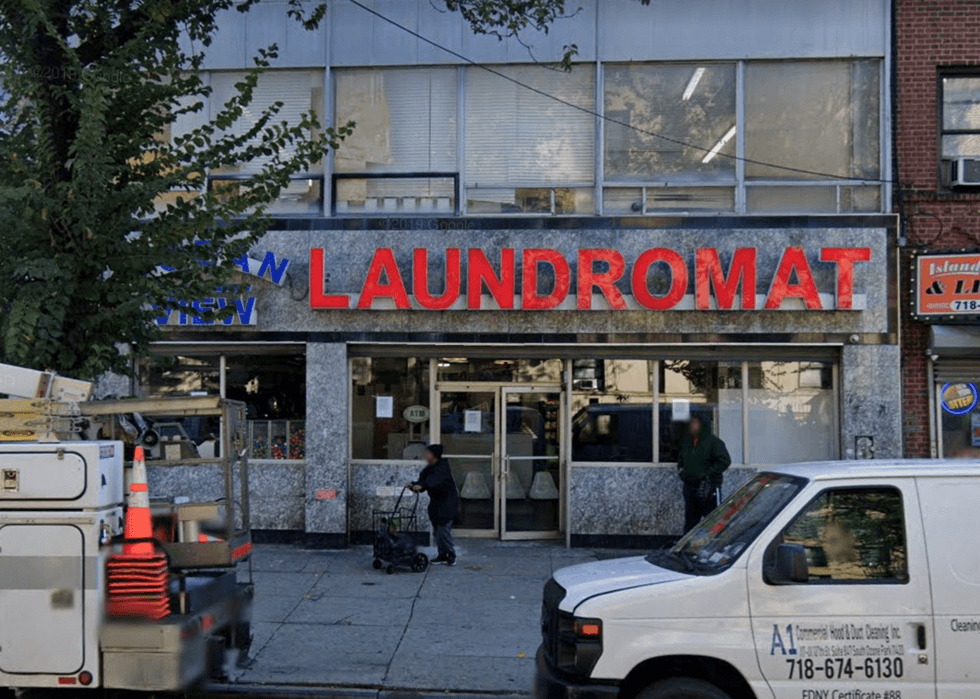 Man shot inside Brooklyn laundromat, 2 men sought