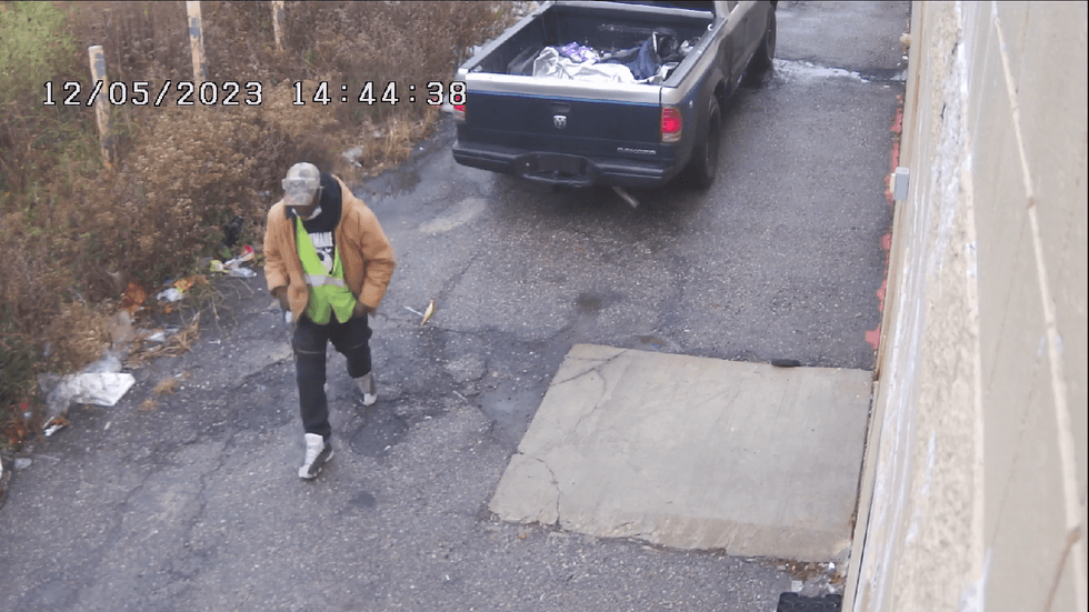 man wanted in dollar store theft