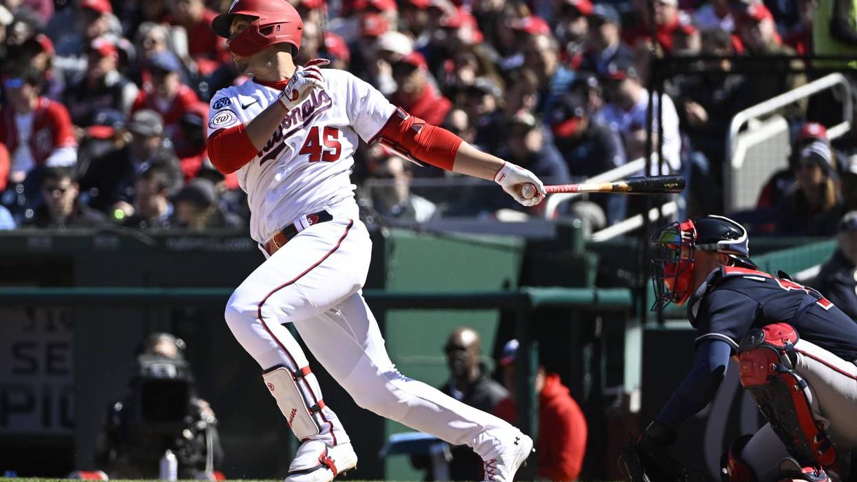 Marzo 39, 2023. El primer base de los Nacionales de Washington, Joey Meneses (45) batea un sencillo de carreras impulsadas contra los Bravos de Atlanta durante la quinta entrada en el Nationals Park.