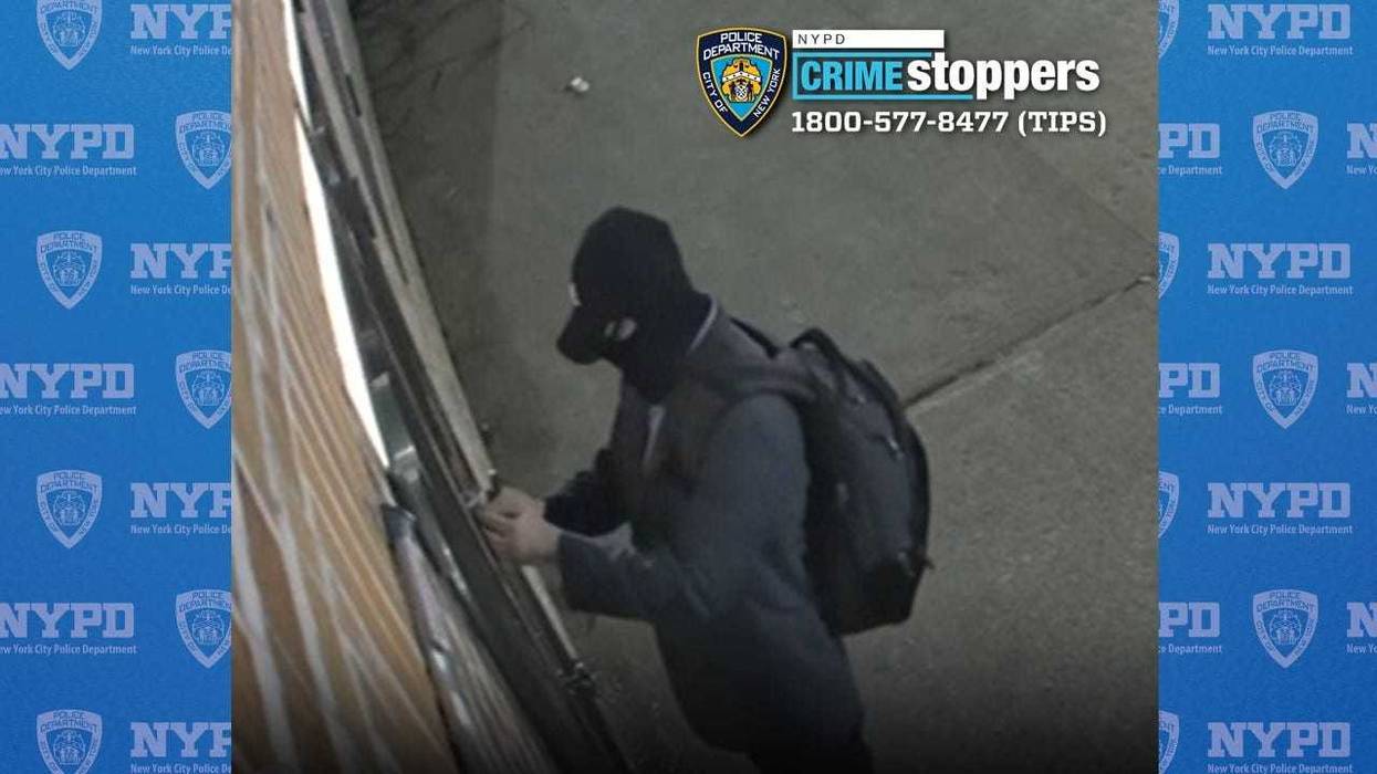 Masked man steals donation boxes from Brooklyn synagogue