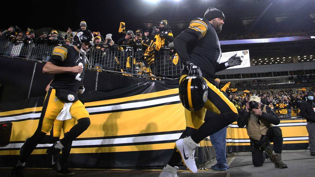 Mason Rudolph and Ben Roethlisberger take the field in Pittsburgh
