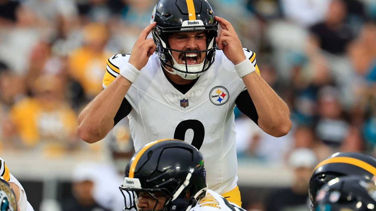 Mason Rudolph pointing to his head