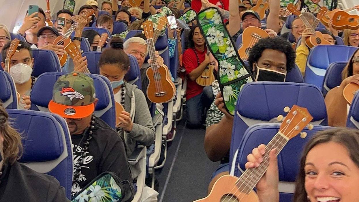 Massive ukelele lesson breaks out on flight - Southwest Airlines