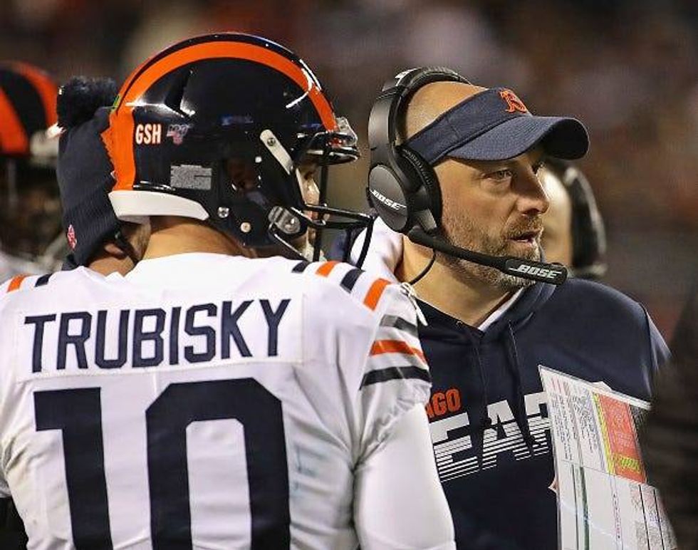 Matt Nagy talks with Mitchell Trubisky on the Bears sideline.