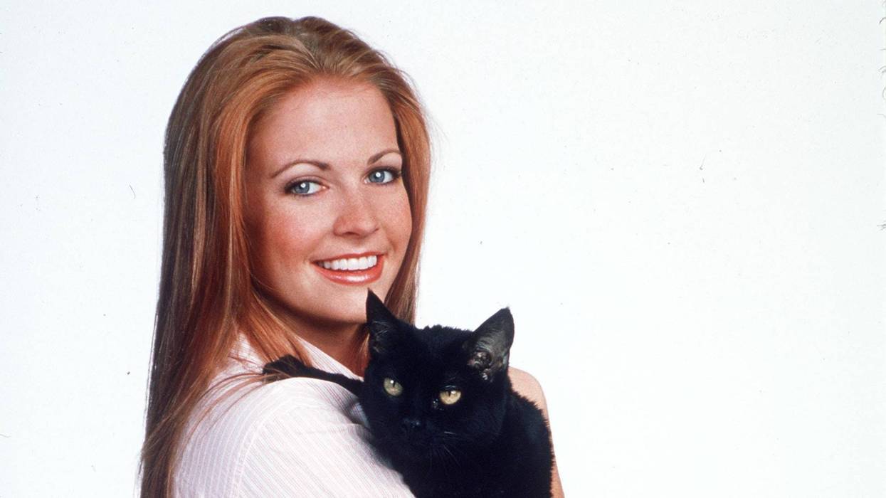 Melissa Joan Hart and Salem the cat star in Warner Bros. TV series "Sabrina The Teenage Witch." (Photo by Frank Ockenfels/Warner Bros./Delivered by Online USA)
