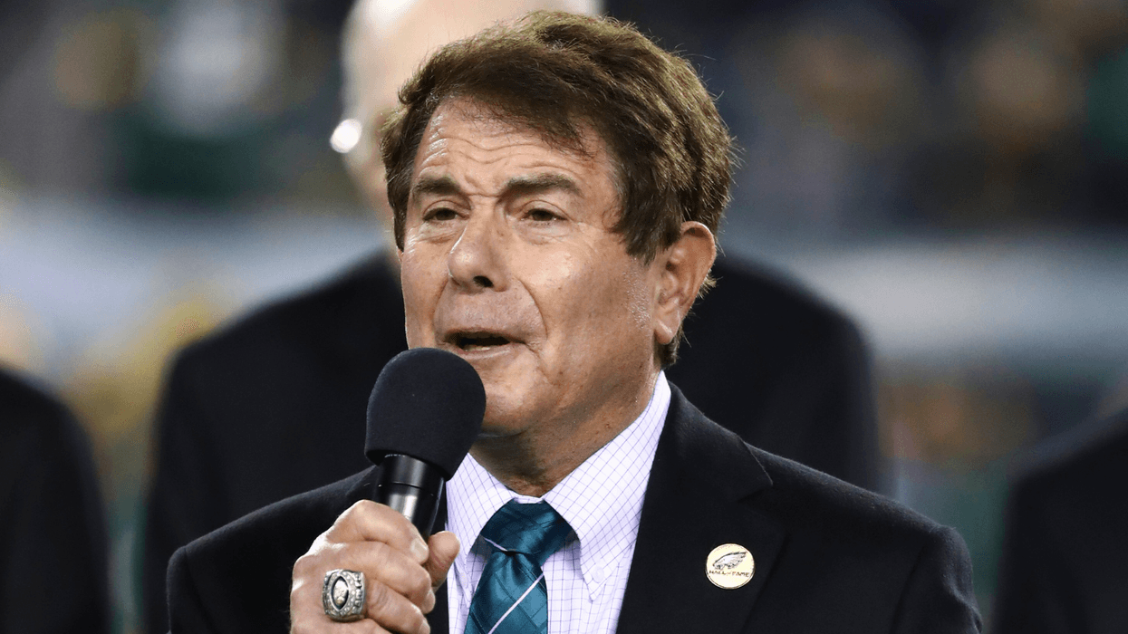 Merrill Reese speaks to the crowd at his Eagles Hall of Fame induction in 2016.