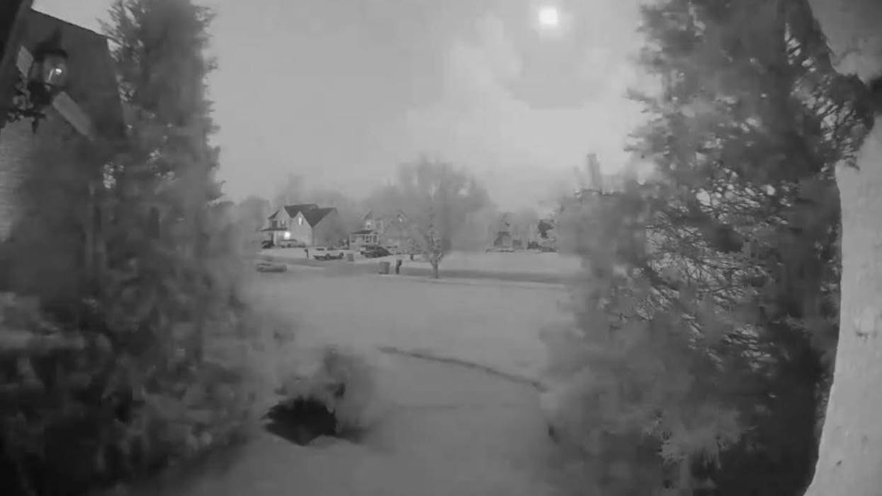 Likely meteor streaks over Buffalo; many heard a rumble