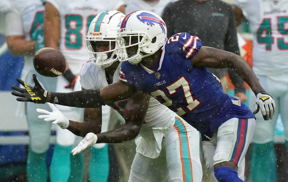 Miami Dolphins wide receiver DeVante Parker (11) makes a catch behind Buffalo Bills cornerback Tre