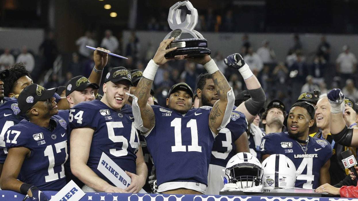 Micah Parsons holds up trophy in Penn State uniform