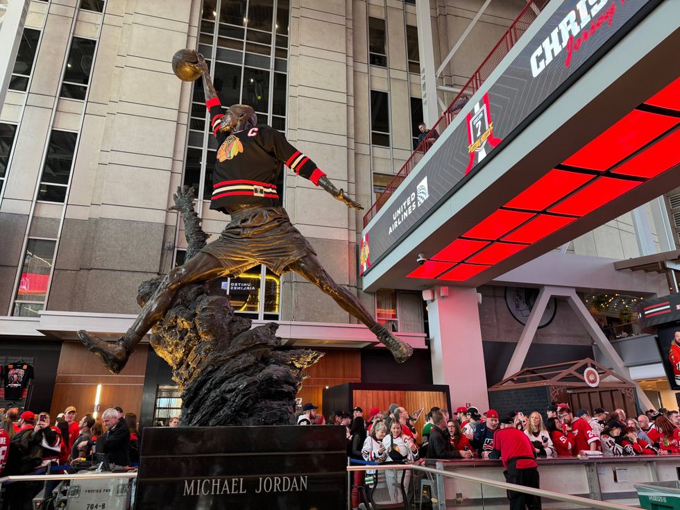 Michael Jordan United Center statue