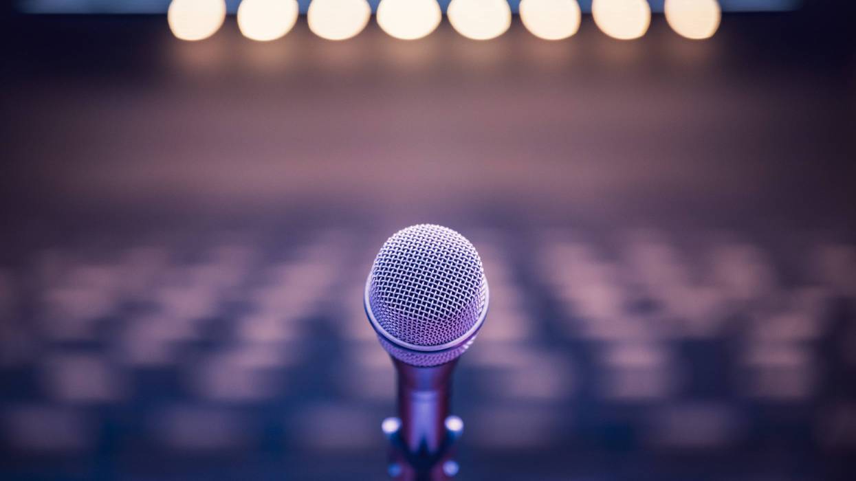 Microphone over a blurred background.