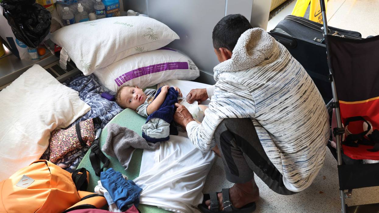 migrant and baby at Chicago police lobby
