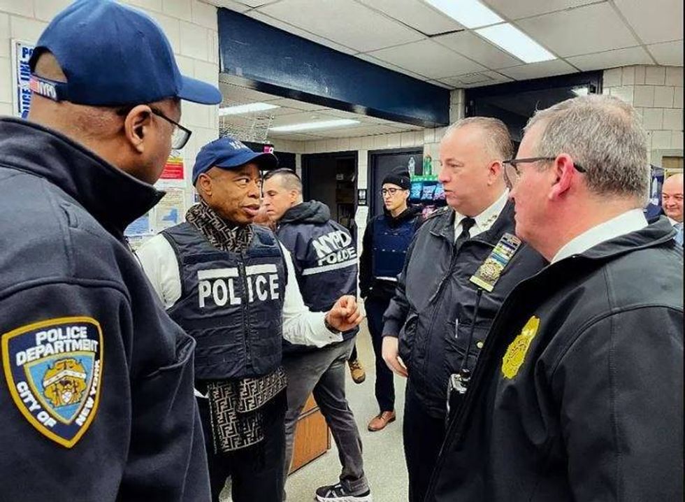 MIGRANTES ATACAN A POLICIAS EN NYC