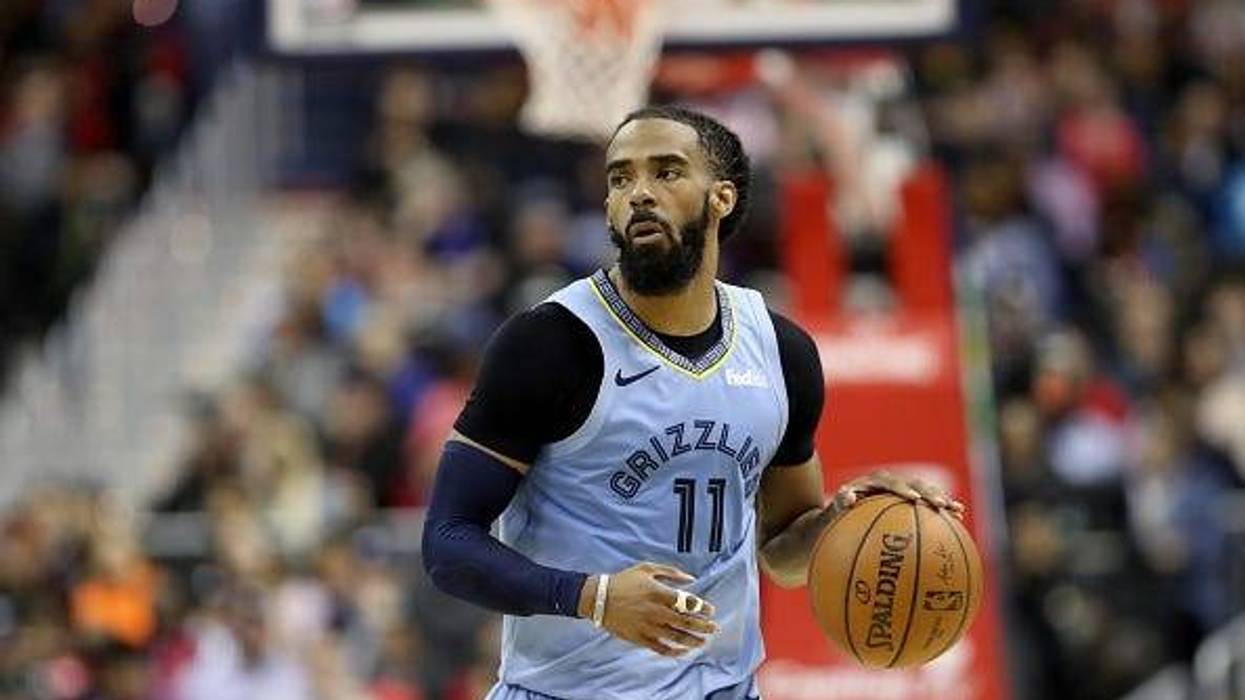 Mike Conley of the Memphis Grizzlies dribbles the ball in a game against the Wizards.