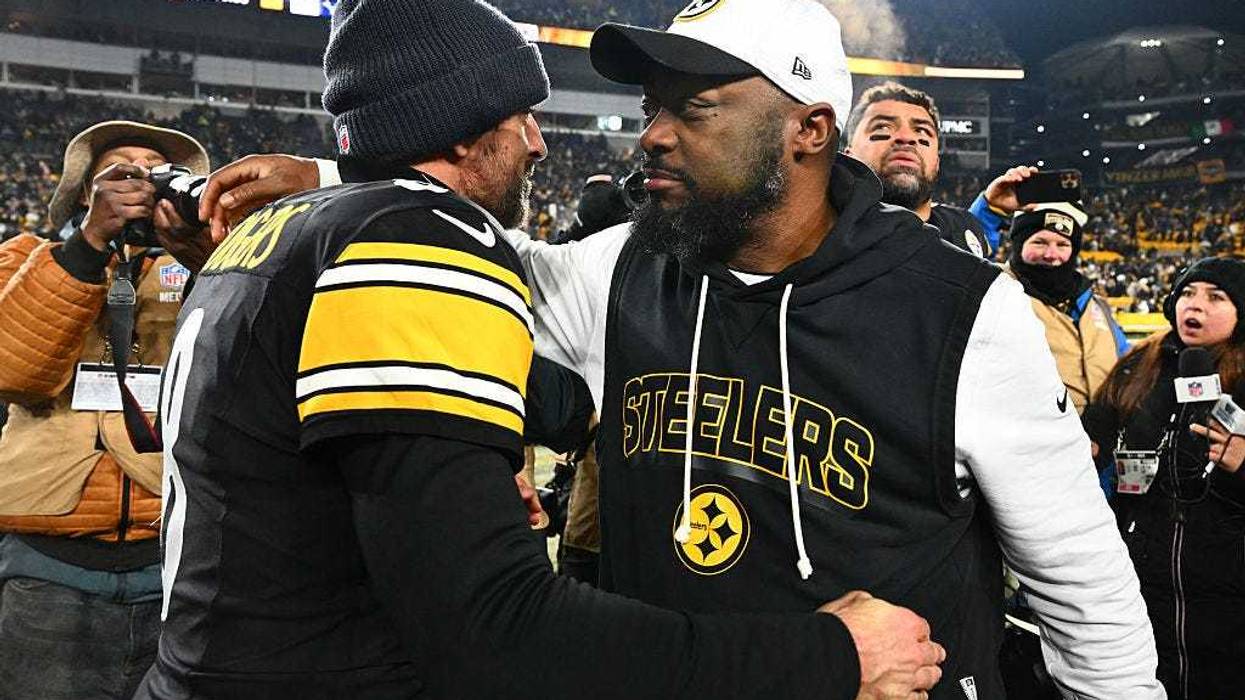 Mike Tomlin and Aaron Rodgers embracing