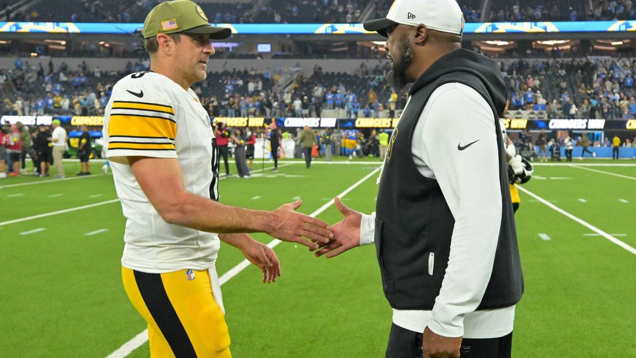 Mike Tomlin shaking Aaron Rodgers hand