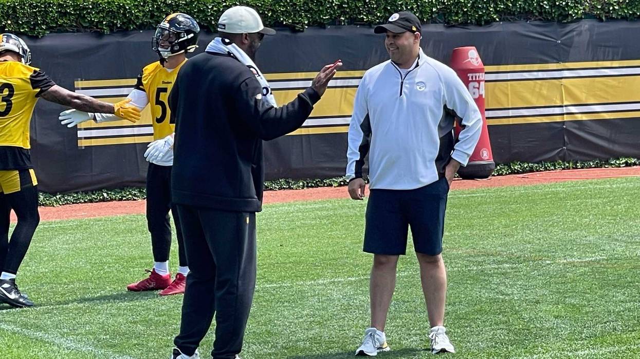 Mike Tomlin talking with Omar Khan at practice