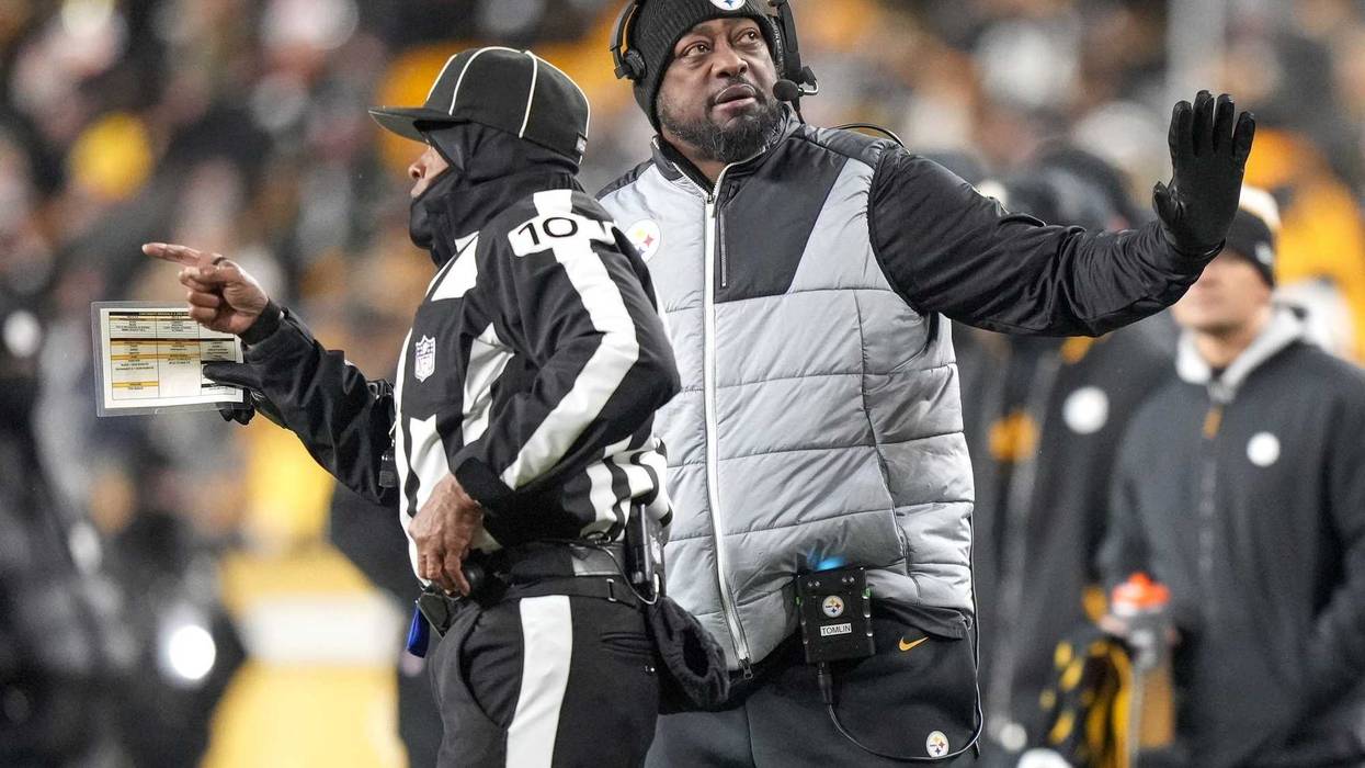 Mike Tomlin with a ref