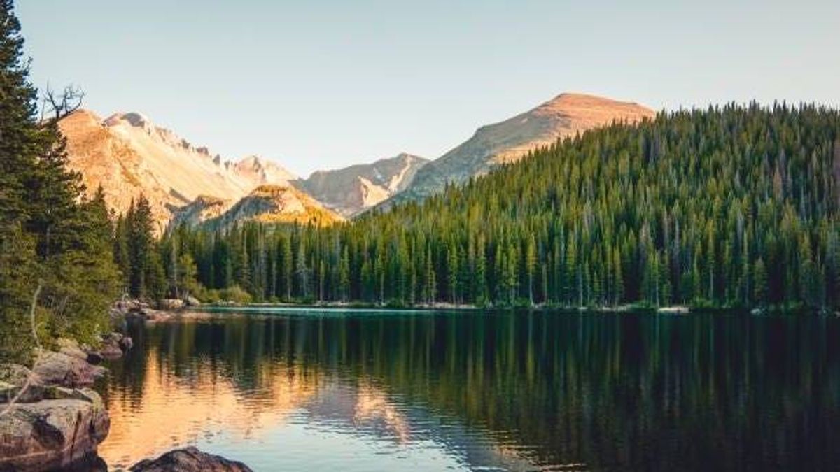 Military veterans and Gold Star families are now able to obtain a free lifetime pass to thousands of federal recreation sites across the nation.