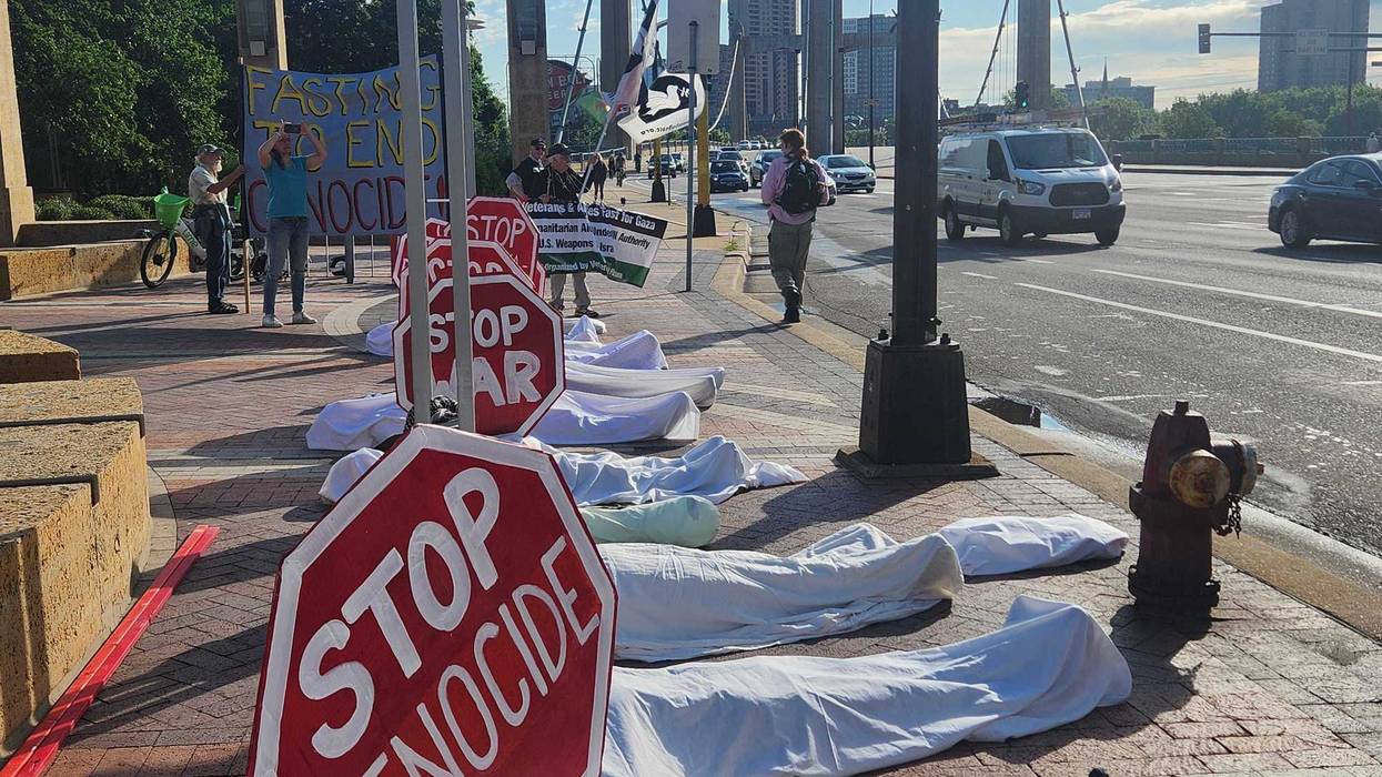 Minneapolis die-in against war