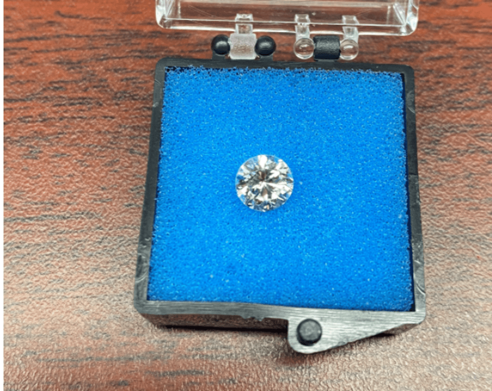 PHOTO: TSA worker returns bride's missing diamond: 'The shine caught my eye'